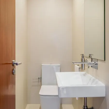 Hostwise - Bright & Spacious Flat