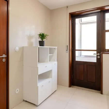Hostwise - Bright & Spacious Flat