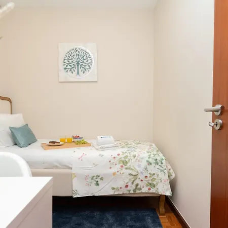 Hostwise - Bright & Spacious Flat Apartment