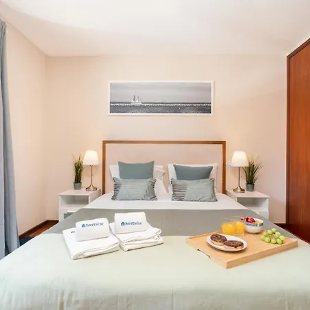 Hostwise - Bright & Spacious Flat Apartment *