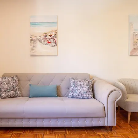 Hostwise - Bright & Spacious Flat *